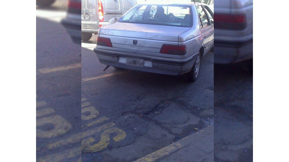 Vehículo estacionando en la parada