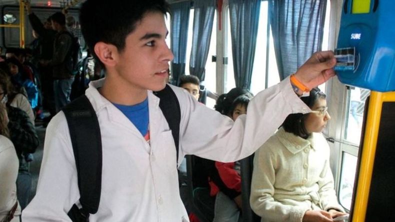 En el caso solicitar el BEGUP del nivel universitario, la constancia debe tener vencimiento 2026 y código QR. Otro de los requisitos es presentar el analítico con al menos dos materias aprobadas, tanto del nivel terciario como del universitario.