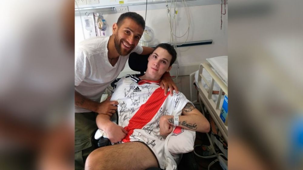 Después del robo, Ponzio le llevó otra camiseta a Alan, el joven con lesión cerebral