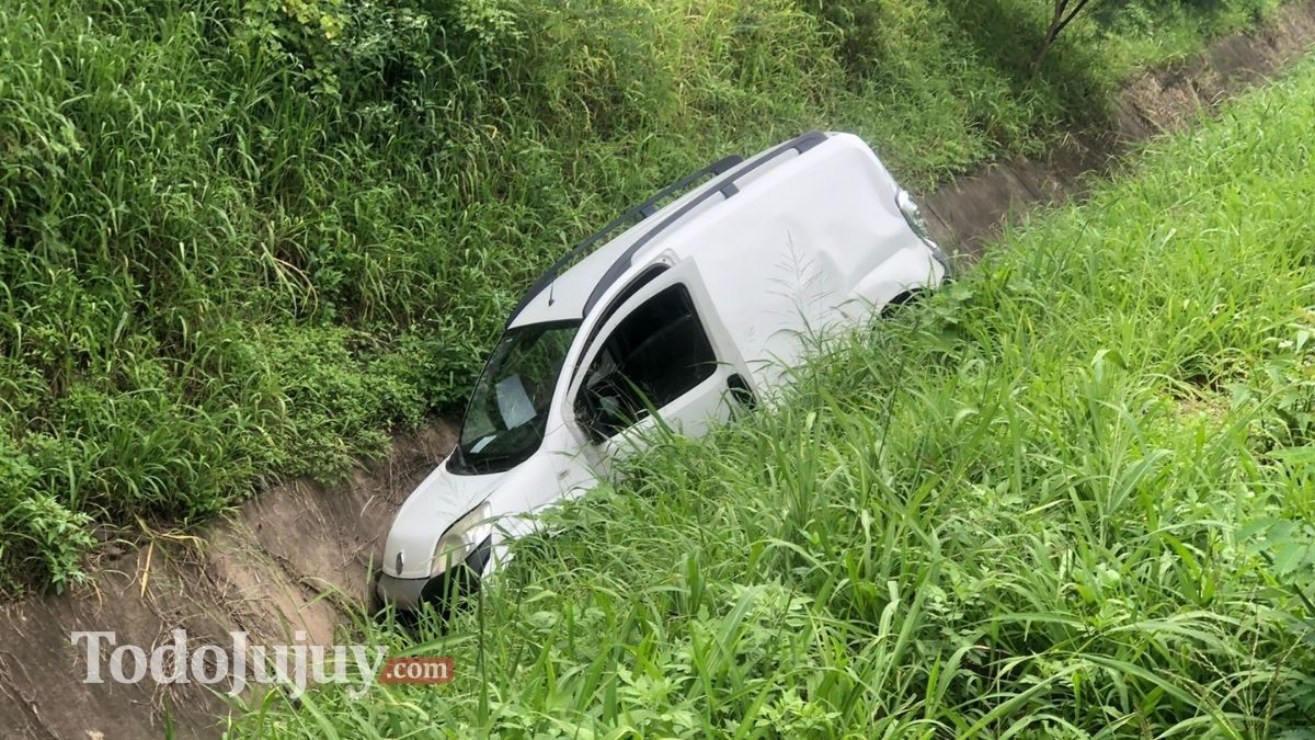 Una Kangoo cayó a un canal tras intentar esquivar a unos perros en la ruta 9 en Jujuy.