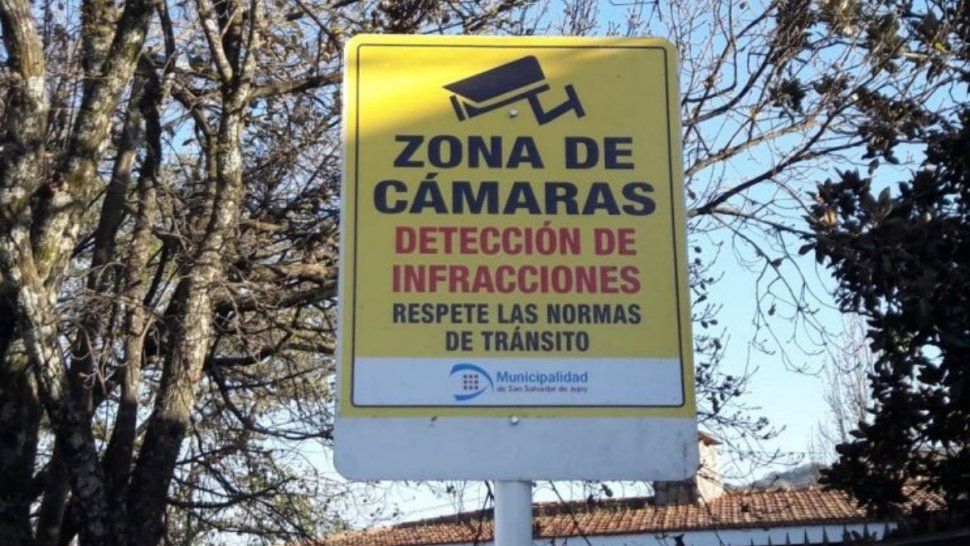 pasar un semaforo en rojo y no respetar las rotondas cuesta entre 5 mil y 25 mil pesos