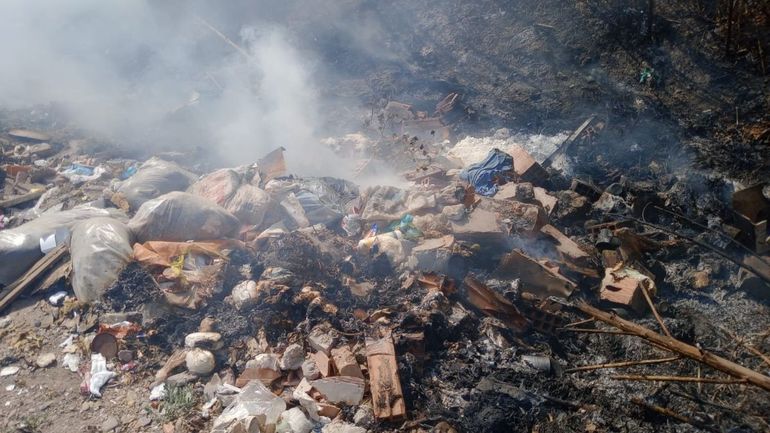 Vecinos siguen quemando basura a pesar de la alerta extrema Vecinos siguen quemando basura a pesar de la alerta extrema