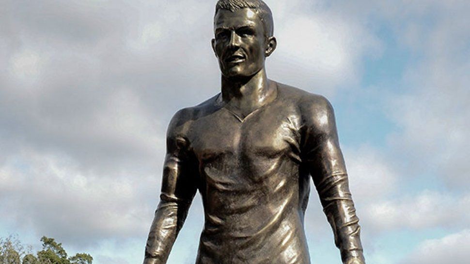 Mirá la insólita tradición en Portugal con una estatua de Cristiano Ronaldo