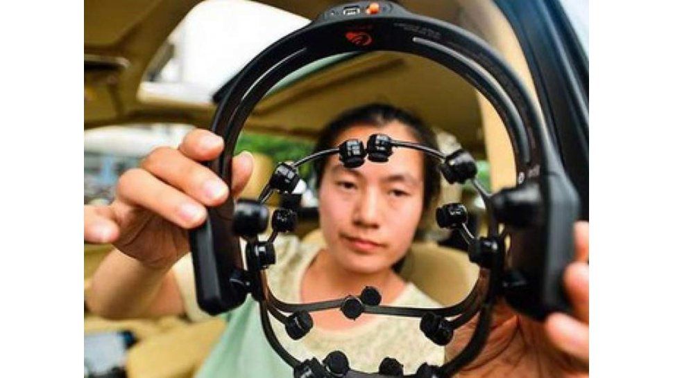 "Headset” con 16 sensores