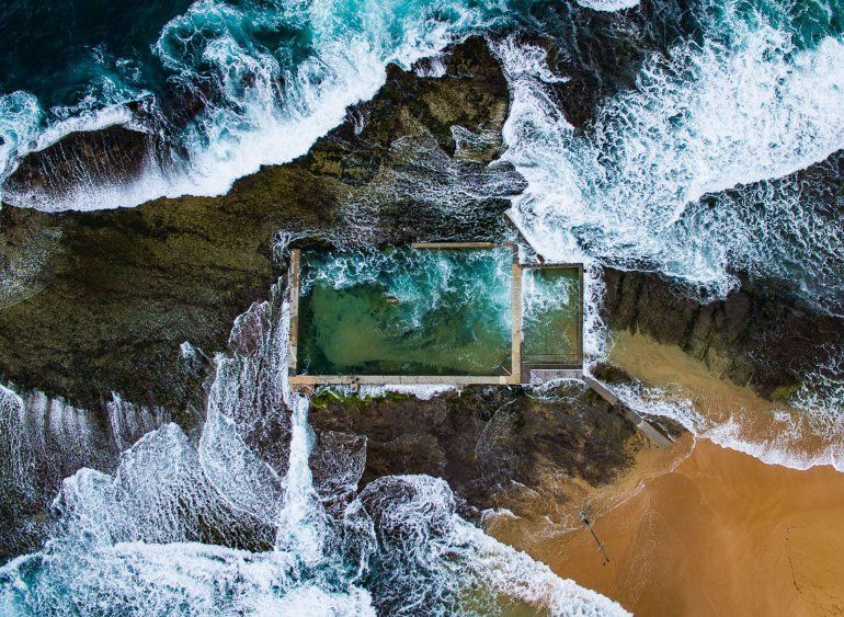 En Sydney, Australia, el Océano Pacífico, durante la marea alta, rompe sobre una piscina natural de rocas ampliada en la década de 1930.