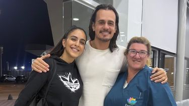 Christian Sancho dado de alta, junto a su pareja Celeste y una de las enfermeras que lo cuidaron en el Sanatorio.