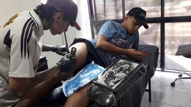 Lionel Messi con la copa que ganó la Selección Argentina.