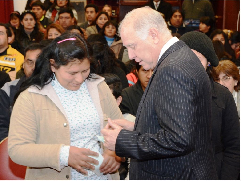 Entrega de becas a estudiantes