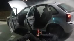 Policías salvaron a un hombre inconsciente de un auto en llamas en San Lorenzo.