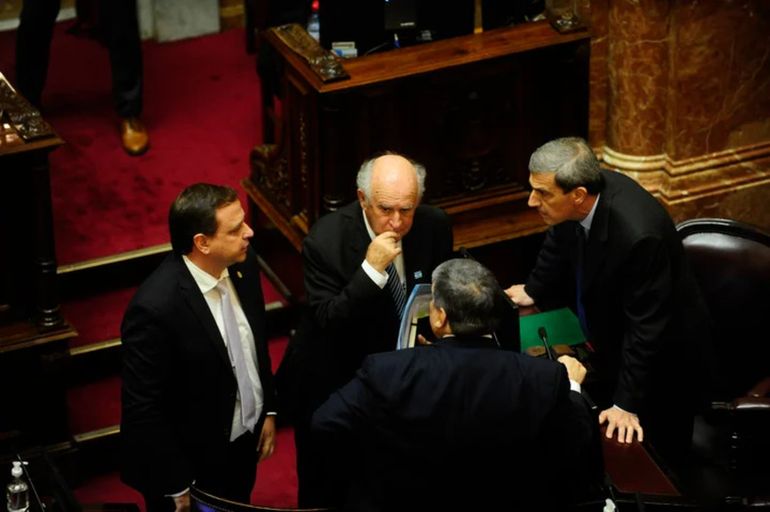 Senador. Óscar Parrilli (centro), mano derecha de la vicepresidenta, Cristina Kirchner. Defendió la modificación de la Magistratura para excluir a la Corte.