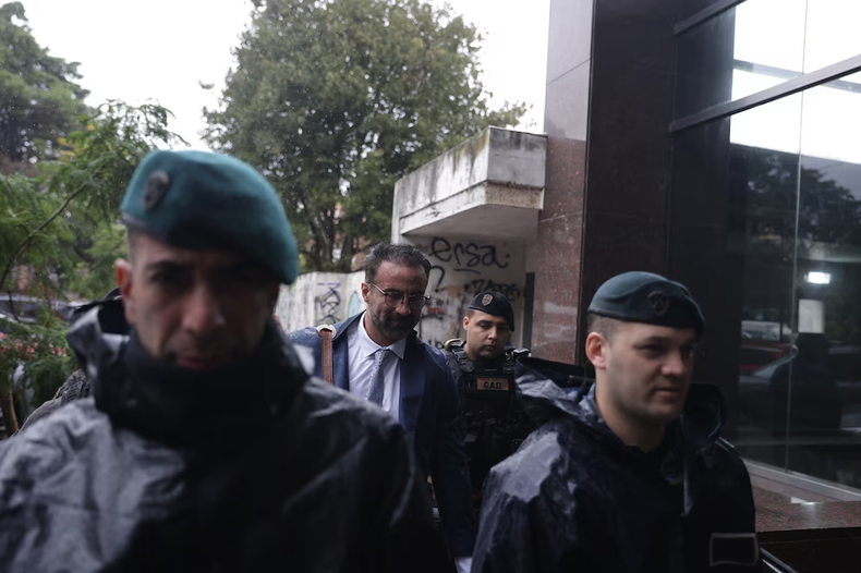 Leopoldo Luque llegó a las audiencias con custodia policial (Fotografía: RSFotos) Leopoldo Luque llegó a las audiencias con custodia policial (Fotografía: RSFotos)