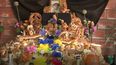 La mesa con las ofrendas.