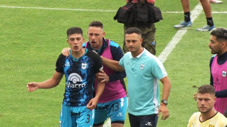 Matías Noble expulsado contra Deportivo Madryn