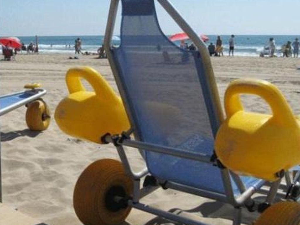 Crearon una silla de rueda para el mar y la playa