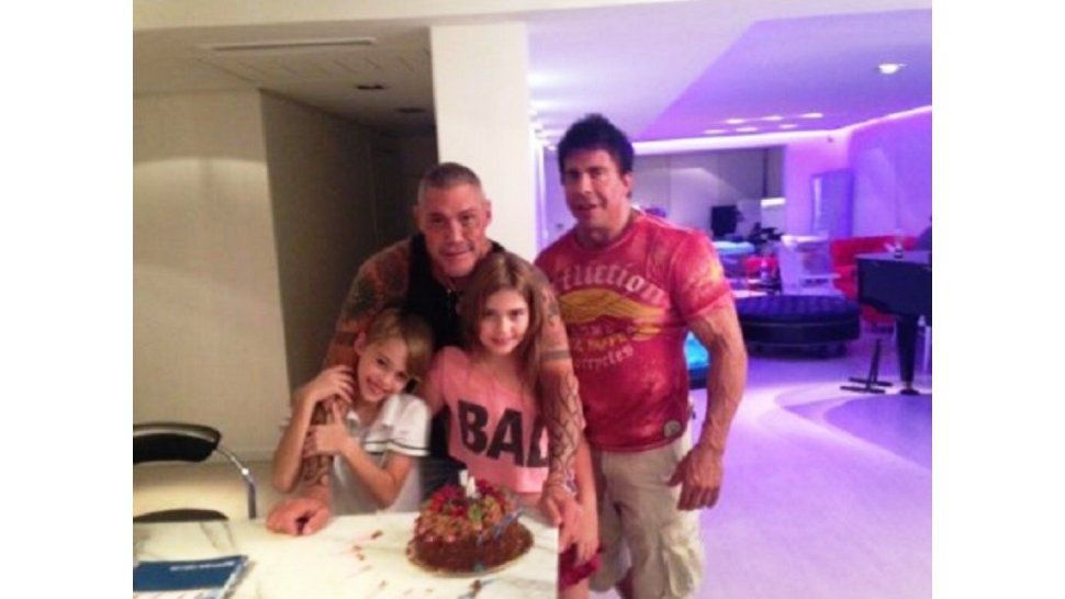 Ricardo con sus hijos y