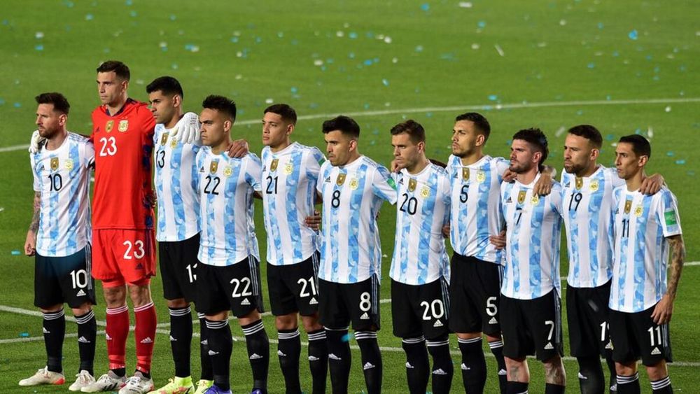 Selección. El 11 titular canta el himno antes de un partido.