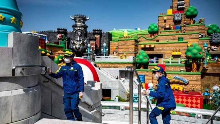 Miembros del personal limpian las instalaciones como medida preventiva contra el coronavirus Covid-19 - Philip FONG - AFP