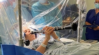 Una paciente con Parkinson tocó el clarinete mientras la operaban del cerebro