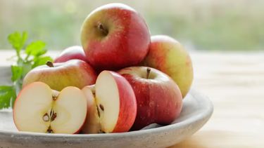La Fundación Española de Nutrición (FEN) recoge que las manzanas son una fuente de&nbsp;potasio, vitamina C.