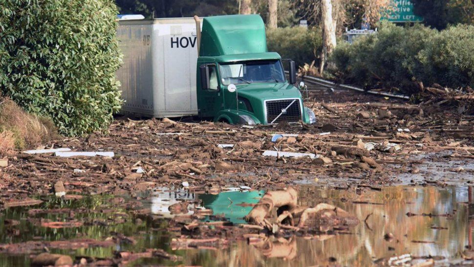 California: histórico alud de lodo, 15 muertos y rescate dramático de una adolescente