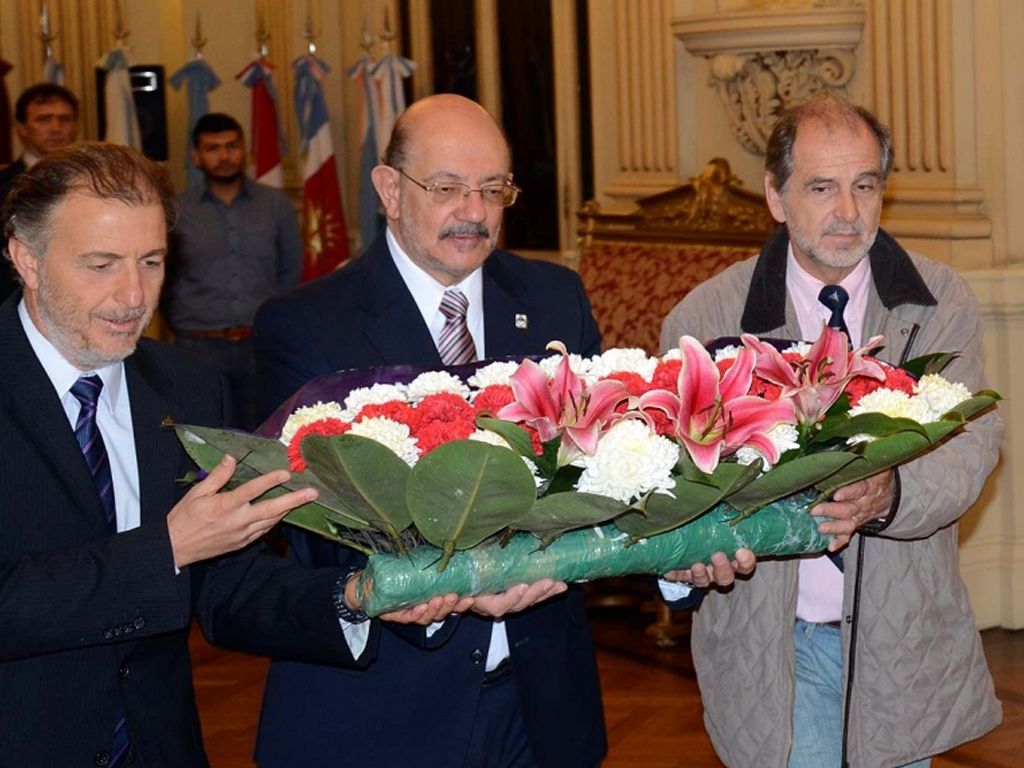 Ofrenda floral en el Salón de la Bandera