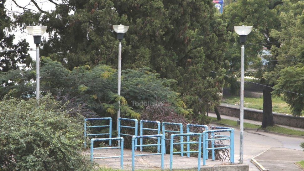 Rompieron 11 esferas de iluminación en la plaza que está en la subida a Nieva