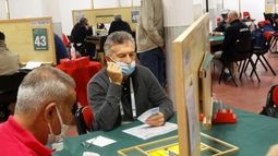 Mauricio Macri logró pasar de ronda en el torneo de Bridge que está disputando en Parma, Italia.