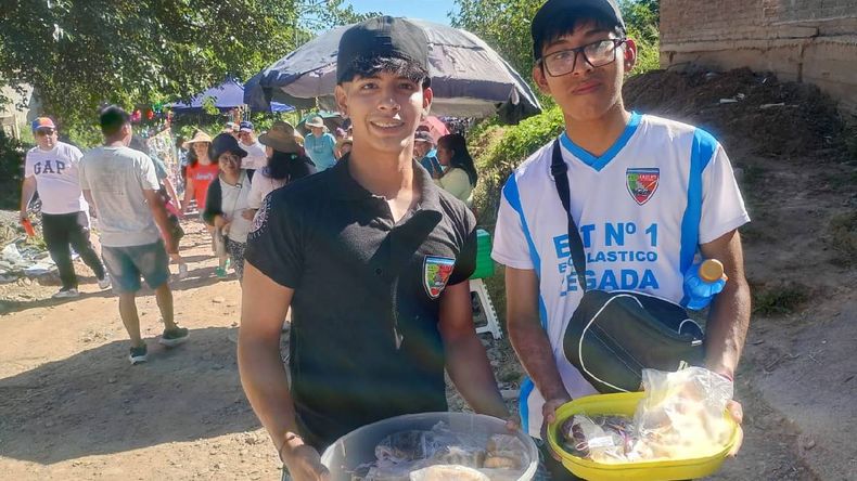 Alumnos de la ENET N°1 recaudan fondos para su carroza en el Cerro de la Cruz
