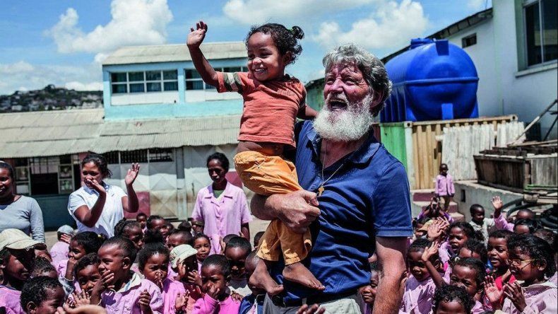 Llegó al país el cura argentino que lucha contra la pobreza en África