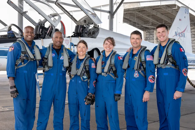 Despedida de la tripulación de Artemis II De izquierda a derecha, los astronautas de la NASA Andre Douglas, Victor Glover y Christina Koch, la astronauta de la CSA (Agencia Espacial Canadiense) Jenni Gibbons, el astronauta de la NASA Reid Wiseman y el astronauta de la CSA Jeremy Hansen posan para una foto antes de que la tripulación de Artemis II se dirija a un evento para los medios de comunicación el 27 de marzo de 2026.