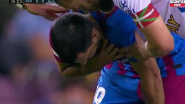 Kun Agüero abandonó el Camp Nou tomándose el pecho