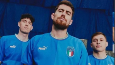 Nueva camiseta. Los jugadores de la Selección de Italia posan con su flamante pilcha.