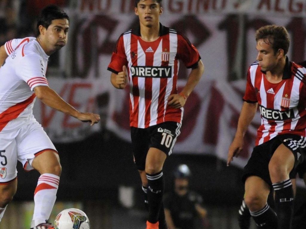 River busca alejarse de Lanús
