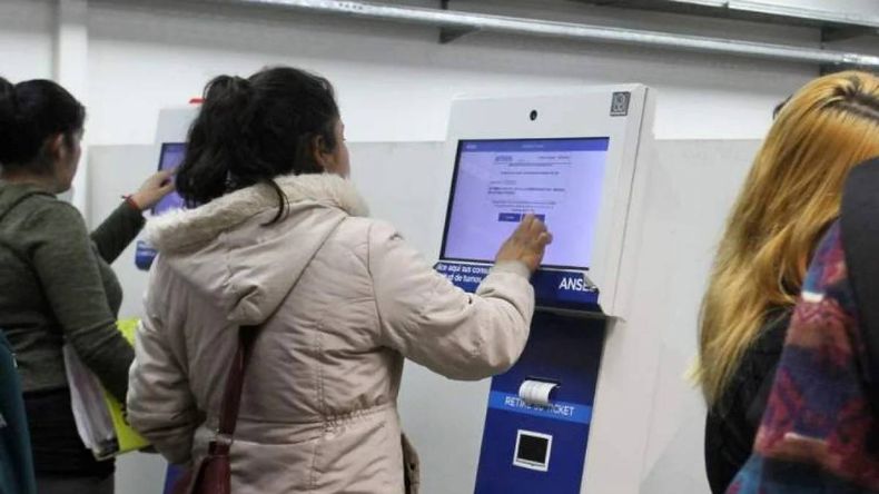 Anses y los cambios para abril en los pagos de AUH y jubilaciones (Foto ilustrativa)