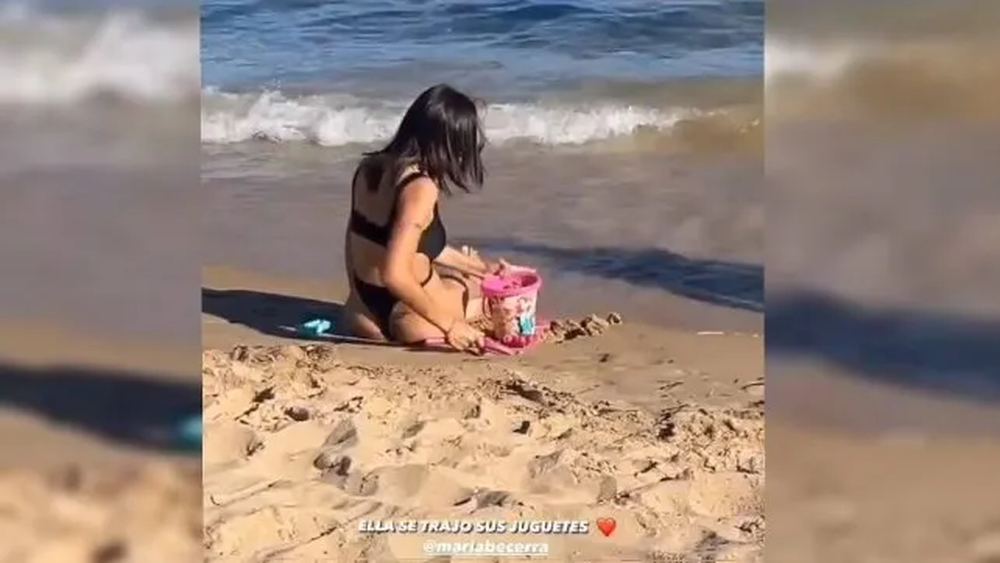 El video viral de María Becerra jugando en las playas de España.&nbsp;