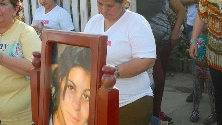 Con la imagen de su hija, Rosalia, pide justicia. 