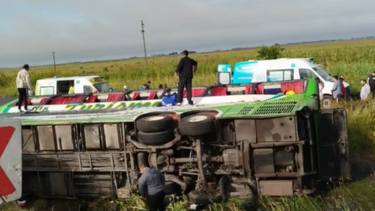 Tragedia en la Ruta 2: volcó un micro camino a Mar del Plata, hay dos muertos y varios heridos