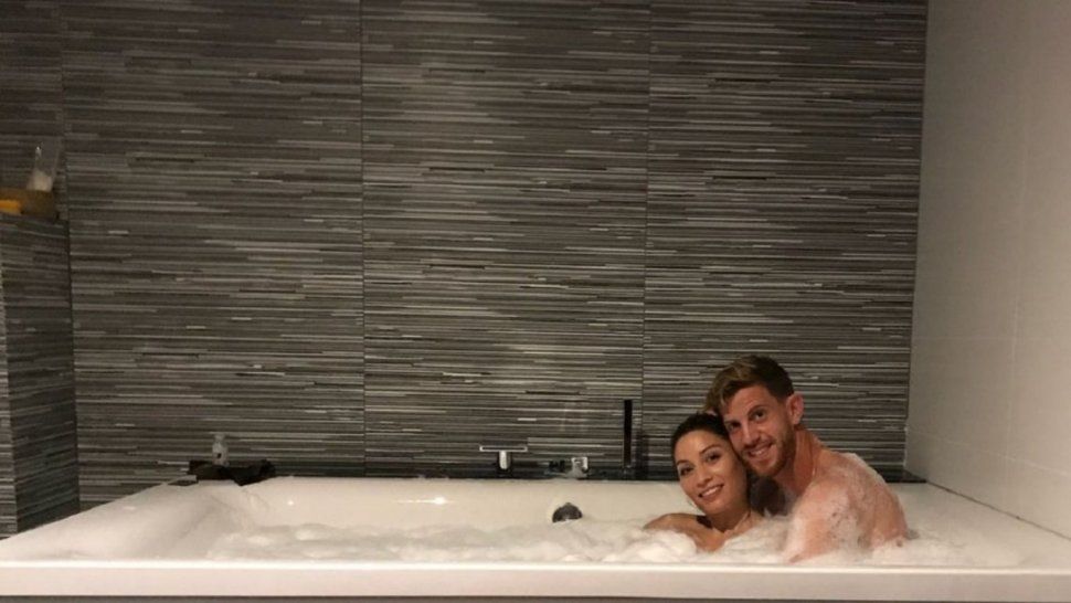 Así descansó Ansaldi a dos semanas del Mundial: baño en jacuzzi con su mujer