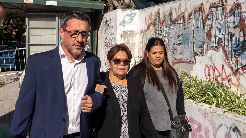 Pocos minutos antes de las 10, Claudia y Ana Maradona, hermanas del Diez, llegaron para declarar ante los jueces del Tribunal Oral N° 3 de San Isidro. Pocos minutos antes de las 10, Claudia y Ana Maradona, hermanas del Diez, llegaron para declarar ante los jueces del Tribunal Oral N° 3 de San Isidro.