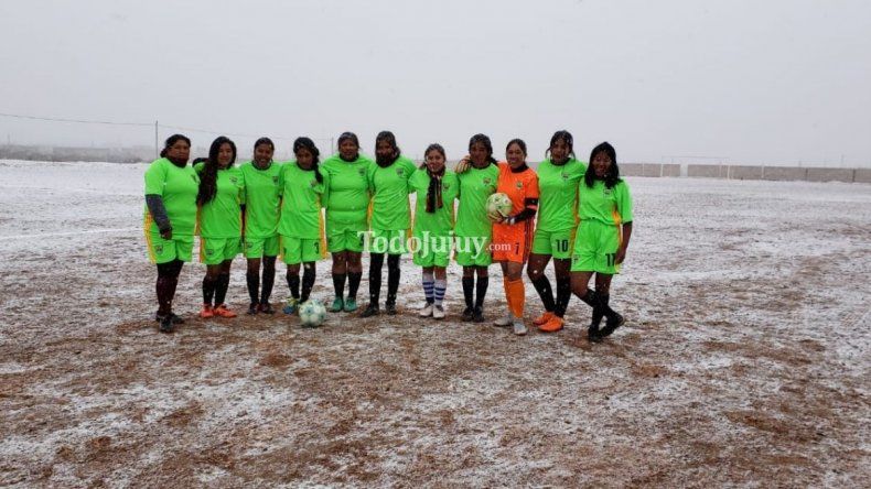 El histórico partido de fútbol femenino que se jugó en medio de la nieve