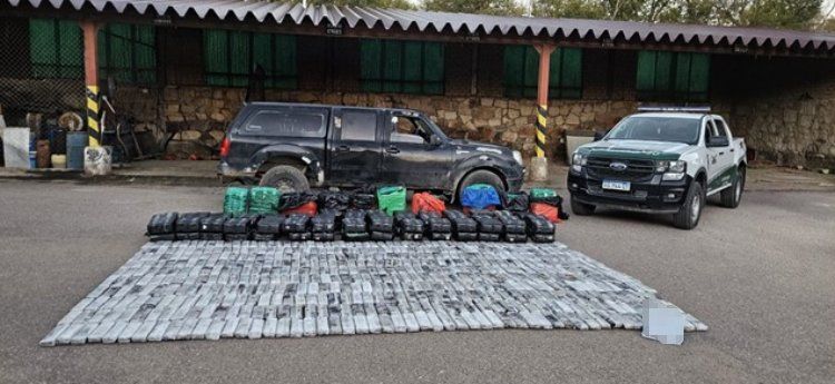 la quiaca: hallaron tres camionetas con mas de 1.700 kilos de hojas de coca en la frontera