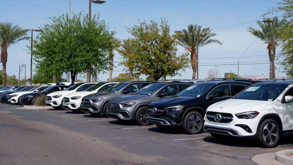 El impuesto al lujo deja de aplicarse a autos 0 km de alta gama y los precios podrían bajar hasta un 15%. El impuesto al lujo deja de aplicarse a autos 0 km de alta gama y los precios podrían bajar hasta un 15%.