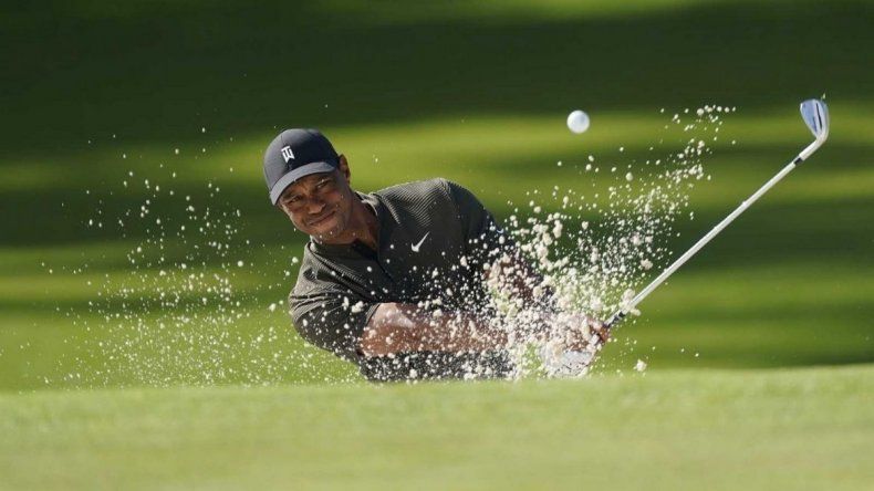 Tiger Woods volcó con su camioneta y está internado