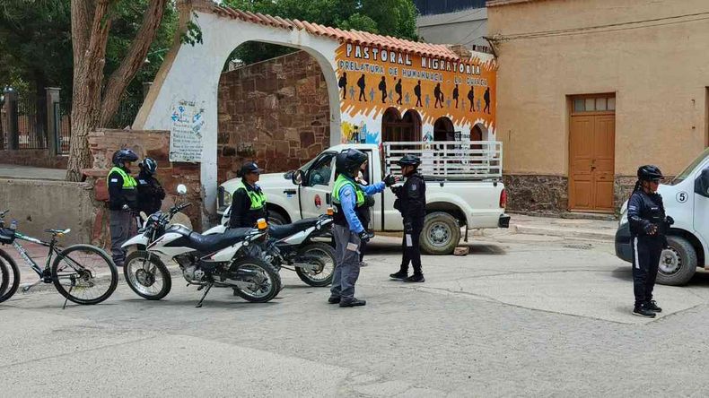 Camioneta chocó contra un árbol y un paredón en La Quiaca (Foto Noti Quiaca) Camioneta chocó contra un árbol y un paredón en La Quiaca (Foto Noti Quiaca)