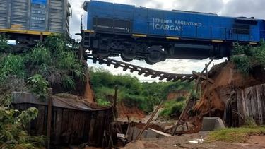 Así quedí un tren luego de que el puente se derrumbara.