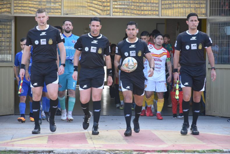 Franco Rioja, árbitro jujeño, junto a una terna arbitral.