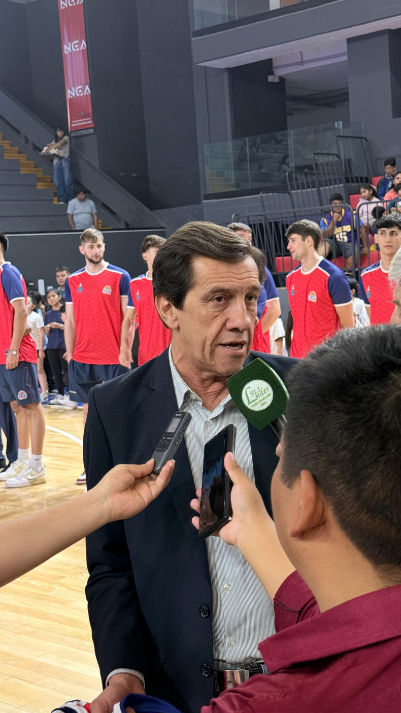 Carlos Sadir en la presentación de Jujuy Básquet.