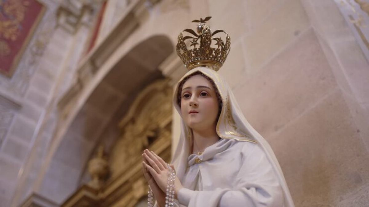 Encontraron una estatua de la Virgen María intacta entre los escombros del terremotos en Venezuela.
