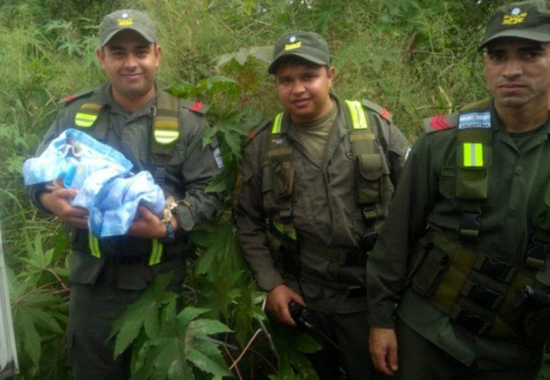 gendarmes ayudaron a dar a luz a una mujer.jpg