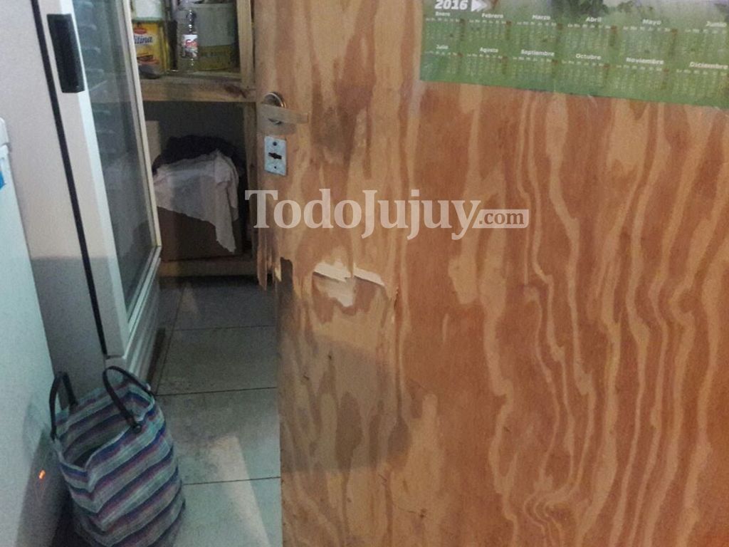 Puerta violentada de la despensa